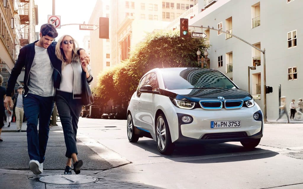 100％電気自動車のBMW i3。航続距離は最大で390kmを達成します。