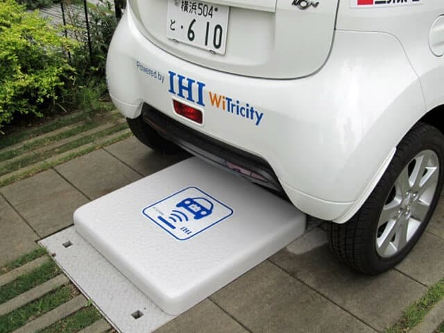 IHIが開発中のワイヤレス充電システム。地面に設置されるのが送電レゾネータで、車両株には受電レゾネータが備わっている