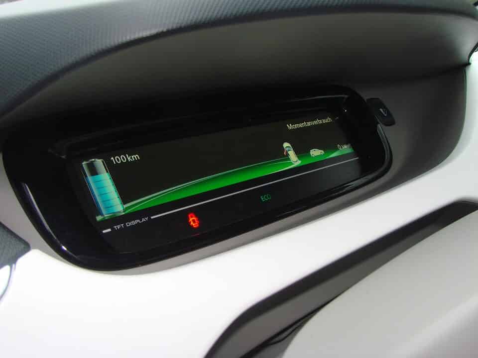 出値の残量と走行可能距離を表示する電気自動車のメーター部分。