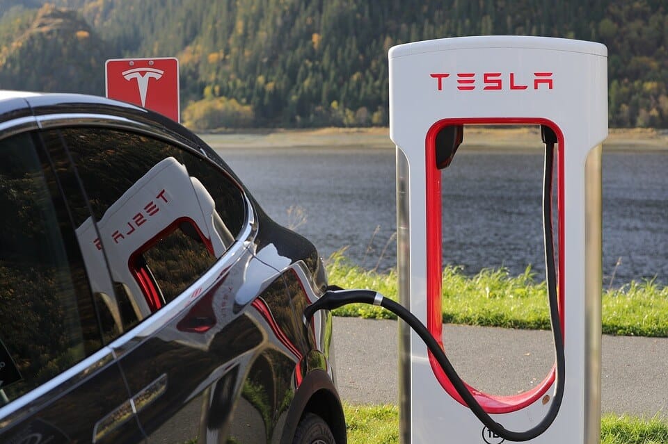 テスラ専用の充電スポットスーパーチャージャーから充電されるテスラ・モデルX